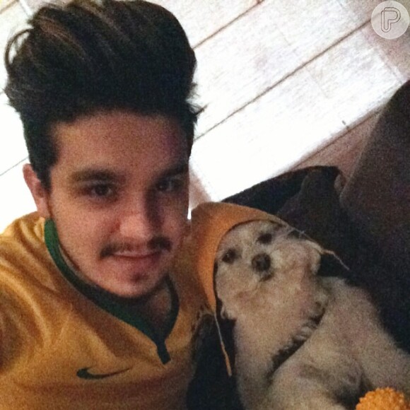O galã é apaixonada por seu cachorrinho de estimação, Puff! Os dois estavam torcendo para o Brasil na Copa do Mundo. O pet já ganhou uma legião de fãs e até uma conta no Instagram: @puffaugusto