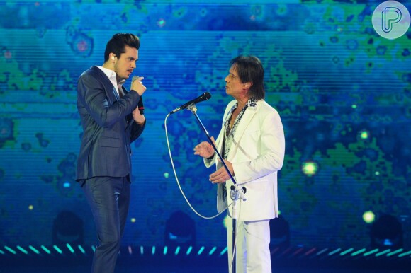 Luan Santana dividiu o palco com o rei Roberto Carlos no especial de fim de ano da Globo, em dezembro de  2014