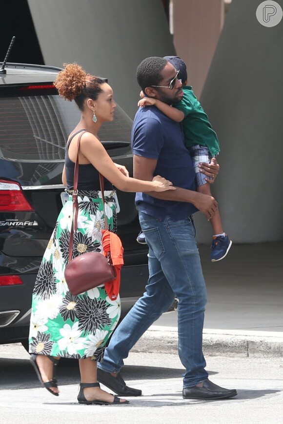 Recentemente, Taís Araújo e Lázaro Ramos foram clicados passeando com o filho, João Vicente, no Rio de Janeiro