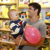 Bruno Gissoni e o sobrinho estiveram no lançamento da nova coleção da loja Chicco, em um shopping na Barra da Tijuca, no Rio