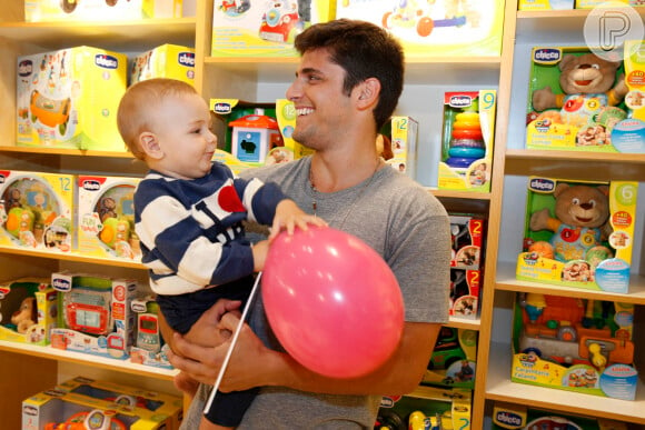 Bruno Gissoni e o sobrinho estiveram no lançamento da nova coleção da loja Chicco, em um shopping na Barra da Tijuca, no Rio