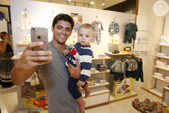 Bruno Gissoni tirou selfies com Joaquim, de 11 meses