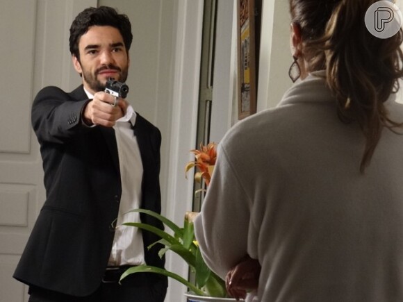'Você fez um péssimo negócio ao resolver entrar pra nossa família, irmãzinha bastarda', diz José Pedro ao sequestrar Cristina, na novela 'Império'