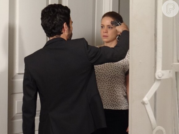 José Pedro (Caio Blat) coloca arma na cabeça de Cristina (Leandra Leal) antes de sequestrá-la, na novela 'Império': 'Se der um pio, te mato!'