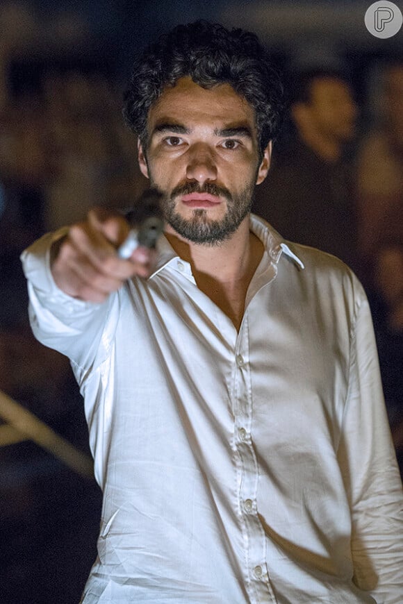 José Pedro (Caio Blat) aponta arma para o pai, José Alfredo (Alexandre Nero), no cativeiro de Cristina (Leandra Leal), na novela 'Império'