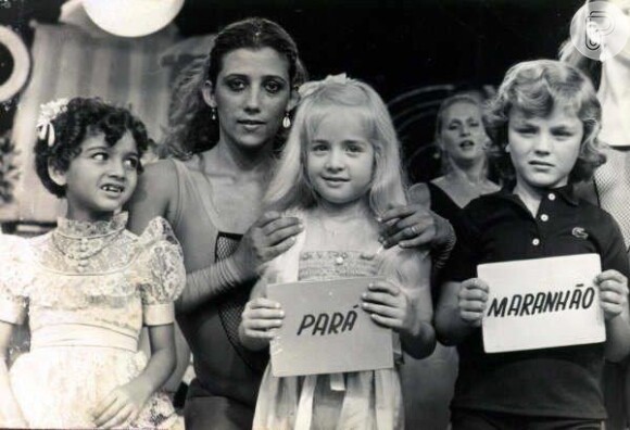 Angélica vence em 1977 o concurso de criança mais bonita do Brasil, no programa do Chacrinha, na TV Bandeirantes