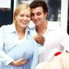 Angélica e Luciano Huck saem da maternidade com o primeiro filho do casal, Joaquim, em 2005