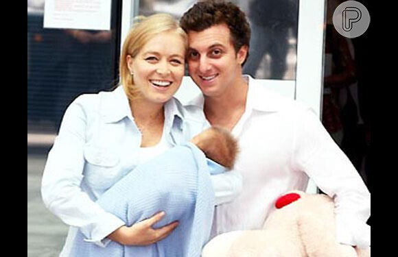 Angélica e Luciano Huck saem da maternidade com o primeiro filho do casal, Joaquim, em 2005