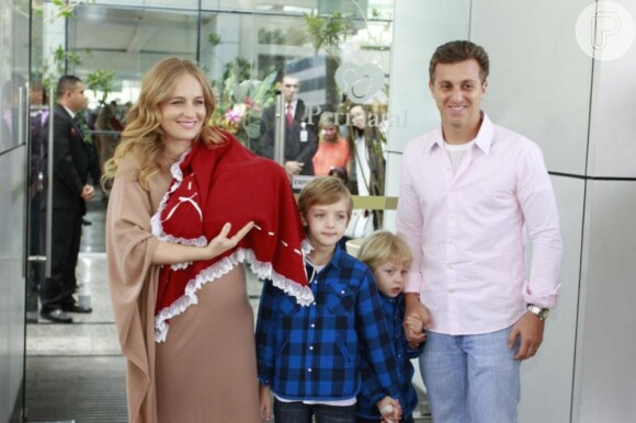 Angélica e família saem da maternidade após o nascimento de Eva, em setembro de 2012