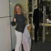 De calça branca e blusa listrada, Angélica visita Grazi massafera na maternidade, em maio de 2012. Curtiu o visual?