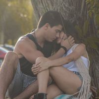 Manu Gavassi e Arthur Aguiar formam casal e trocam beijos em clipe de Tânia Mara