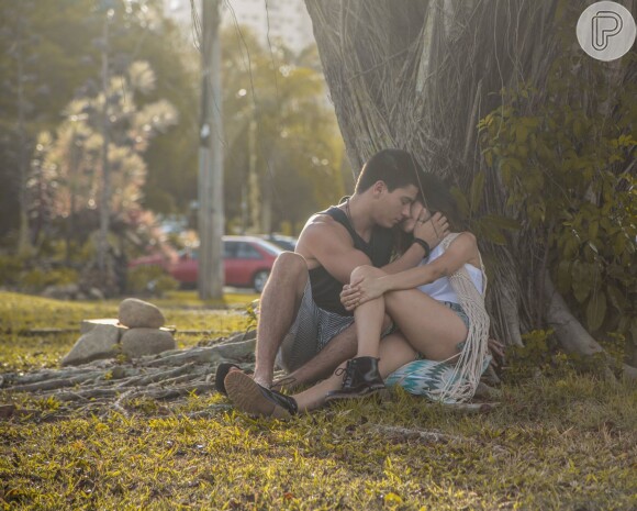 Manu Gavassi e Arthur Aguiar formam casal e trocam beijos em novo clipe de Tânia Mara