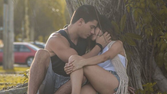 Manu Gavassi e Arthur Aguiar formam casal e trocam beijos em clipe de Tânia Mara