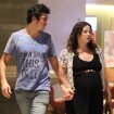 Paula Braun exibe barriga de gravidez em passeio com o marido, Mateus Solano