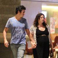 Paula Braun exibe barriga de gravidez em passeio com o marido, Mateus Solano