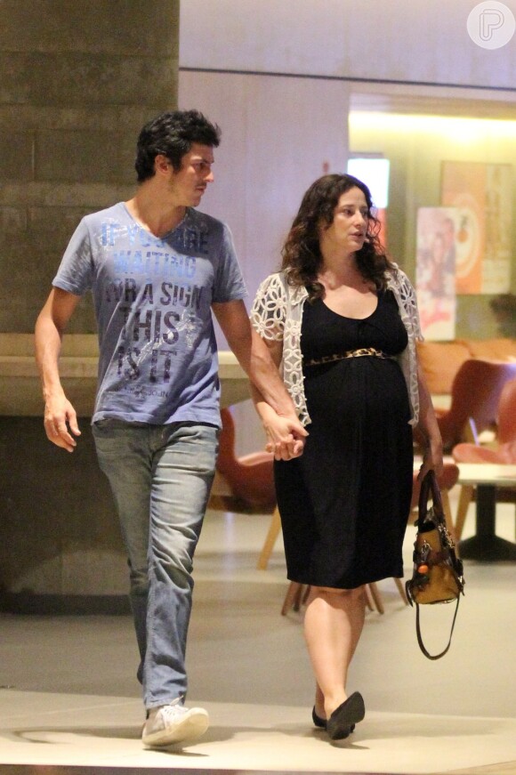 Paula Braun exibe barriga de gravidez em passeio com o marido, Mateus Solano, nesta quinta-feira, 12 de março de 2015