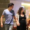 Paula Braun exibe barriga de gravidez em passeio com o marido, Mateus Solano, nesta quinta-feira, 12 de março de 2015