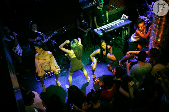 Thaila Ayala sobe ao palco do show de Ludmilla e dança ao som do funk
