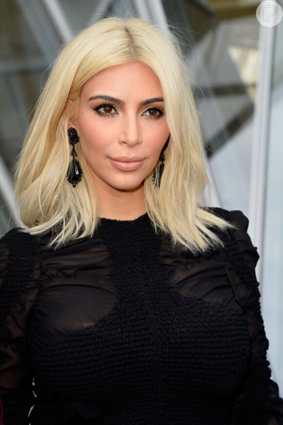 Para conseguir o visual platinado, Kim Kardashian gastou US$ 500 (aproximadamente R$ 1.500,00) no salão