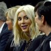 Kim Kardashian está satisfeita com o visual loiro
