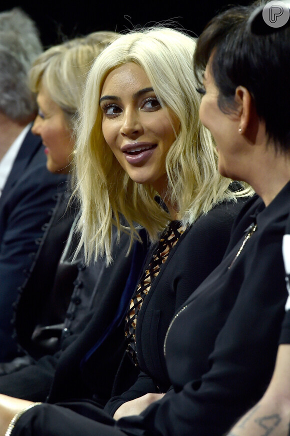 Kim Kardashian está satisfeita com o visual loiro