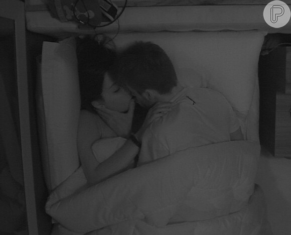 No segundo dia de 'BBB15', Talita e Rafael dormiram juntos e trocaram beijos sob o edredom