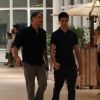 William Bonner caminha com o filho em shopping no Rio