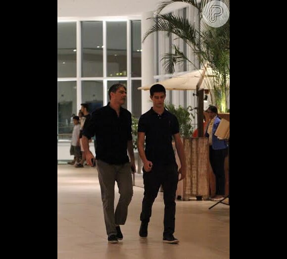 William Bonner caminha com o filho em shopping no Rio