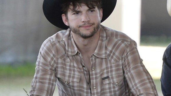 Ashton Kutcher se envolve em confusão em festival de música country