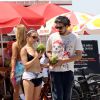 Bruna Linzmeyer e o marido tomam água de coco e e exercitam na orla da praia do Leblon, no Rio