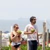 Bruna Linzmeyer e o marido tomam água de coco e e exercitam na orla da praia do Leblon, no Rio, neste domingo, 15 de março de 2015