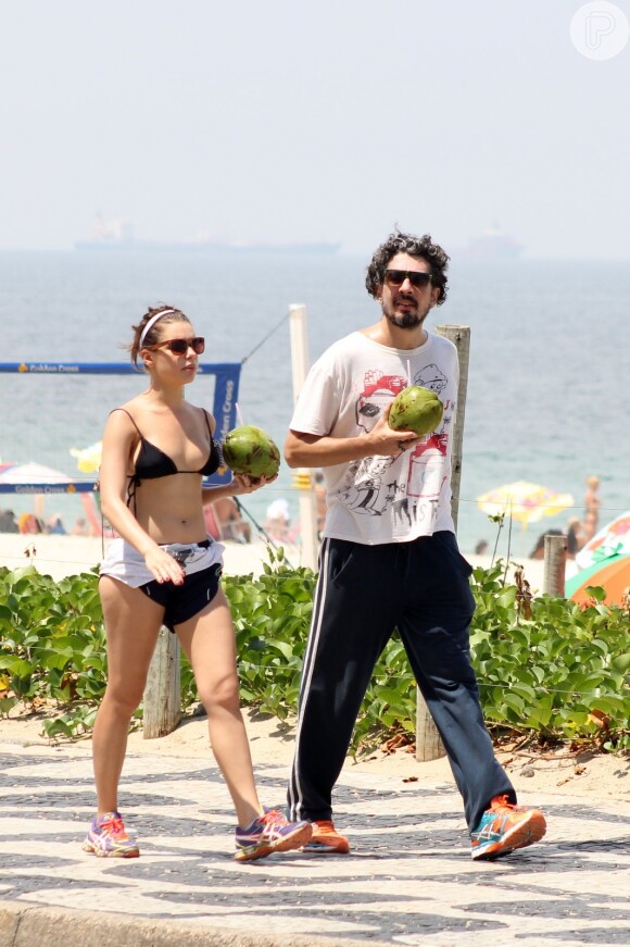 Bruna Linzmeyer mostrou a boa forma ao se exercitar na praia do Leblon, Zona Sul do Rio