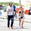 Bruna Linzmeyer e o marido tomam água de coco e e exercitam na orla da praia do Leblon, no Rio