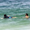Além de se refrescar no mar, Caio ajudou o filho a surfar