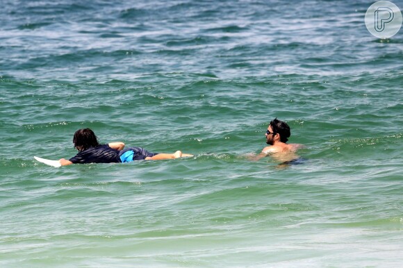 Além de se refrescar no mar, Caio ajudou o filho a surfar