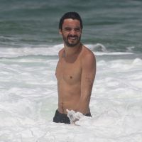 Caio Blat relaxa em praia na companhia do filho Antonio após fim de 'Império'