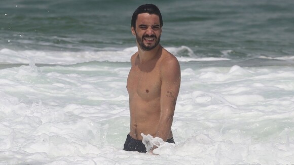 Caio Blat relaxa em praia na companhia do filho Antonio após fim de 'Império'