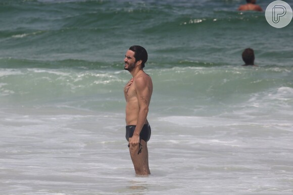 Caio Blat curtiu domingo na praia com o filho Antonio