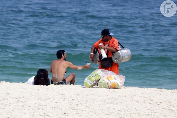 Caio Blat curtiu domingo na praia com o filho Antonio