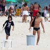 Caio Blat curtiu domingo na praia com o filho Antonio
