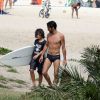Caio Blat curtiu domingo na praia com o filho Antonio