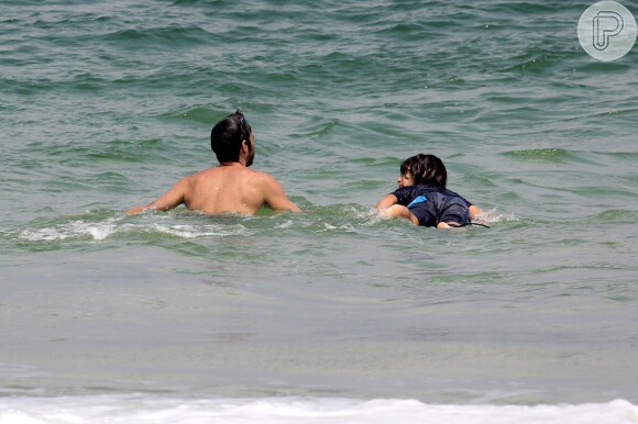 Caio Blat curtiu domingo na praia com o filho Antonio