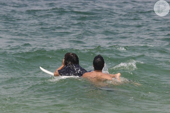 Caio Blat curtiu domingo na praia com o filho Antonio