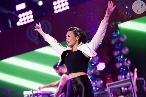Demi Lovato festeja três anos longe do álcool e das drogas: 'Minha jornada'