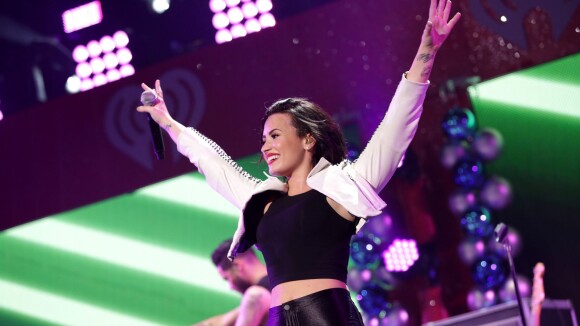 Demi Lovato festeja três anos longe do álcool e das drogas: 'Minha jornada'