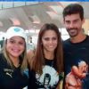 Uma torcedora do Paysandu posa ao lado de Viviane Araújo e do jogador, Radamés