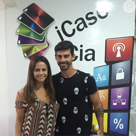 Viviane Araújo e Radamés posam para fotos em uma loja de celulares em Belém