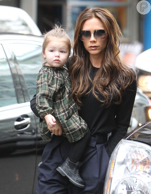 Victoria Beckham é flagrada com a filha Harper durante passagem por Nova York
