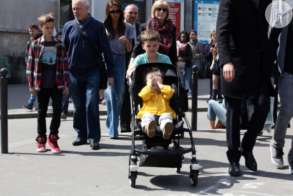 Victoria Beckham contou com a companhia dos pais, Antônio e Jacqueline, e dos filhos Harper, Romeo e Cruz em passeio  Paris