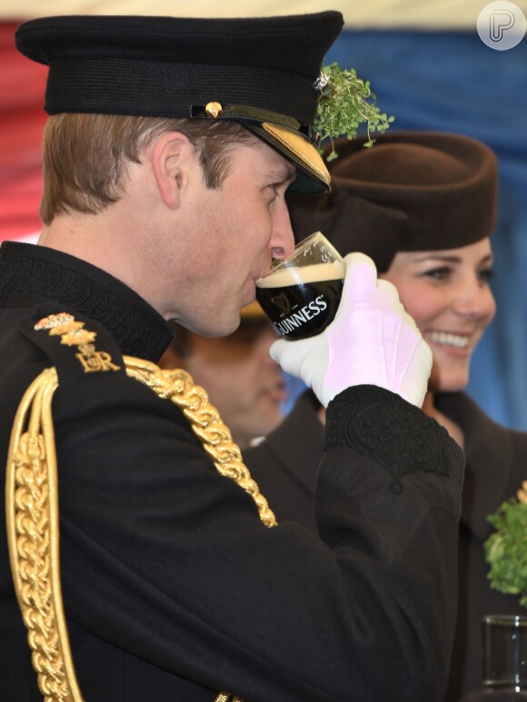 O casal real ainda participou de uma recepção onde o príncipe William degustou a tradicional cerveja irlandesa Guinness.